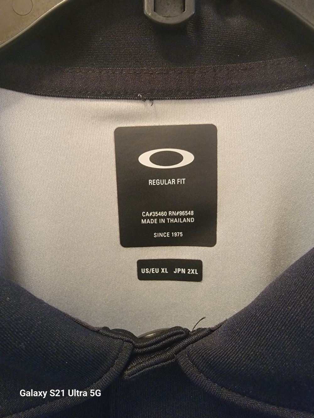 Oakley Ecilpse Golf Polo with Gradient Sleeves - Picture 3 of 4